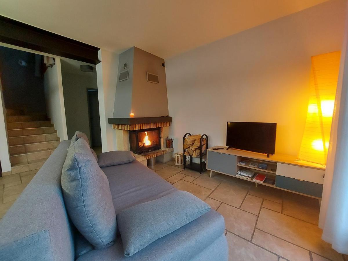 סנט-ז'וריו Entre Lac Et Montagne, Chaleureuse Maison 3 Pieces Avec Tres Belle Vue Lac D'Annecy. Terrasse, Jardin, Parking, Cheminee, Barbecue …. מראה חיצוני תמונה